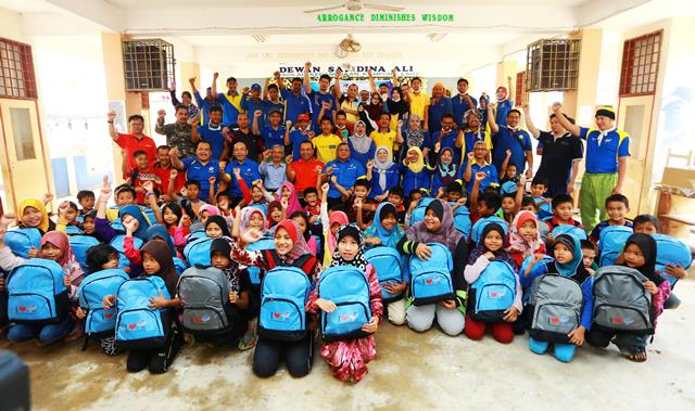 bantuan persekolahan ; banjir kelantan